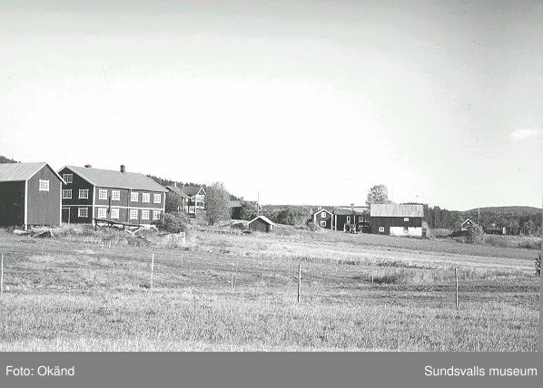 Byggnader, uthus, värdshus landskap. Torp, Fränsta.

Bild 17 Fränsta centrum, gamla apotekshuset, Konsum, gamla bankhuset, gamla posthuset.