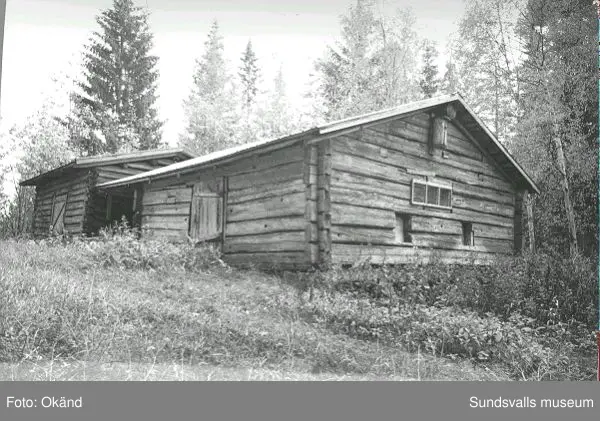 Byggnader, uthus, värdshus landskap. Torp, Fränsta.

Bild 17 Fränsta centrum, gamla apotekshuset, Konsum, gamla bankhuset, gamla posthuset.