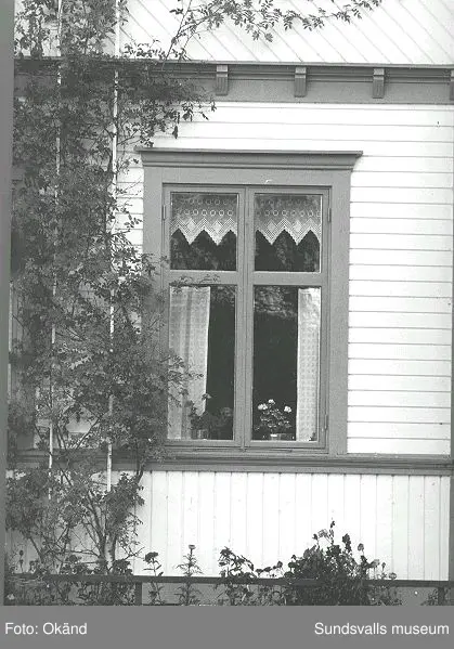 Byggnader, uthus, värdshus landskap. Torp, Fränsta.

Bild 17 Fränsta centrum, gamla apotekshuset, Konsum, gamla bankhuset, gamla posthuset.