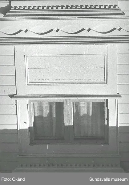 Byggnader, uthus, värdshus landskap. Torp, Fränsta.

Bild 17 Fränsta centrum, gamla apotekshuset, Konsum, gamla bankhuset, gamla posthuset.