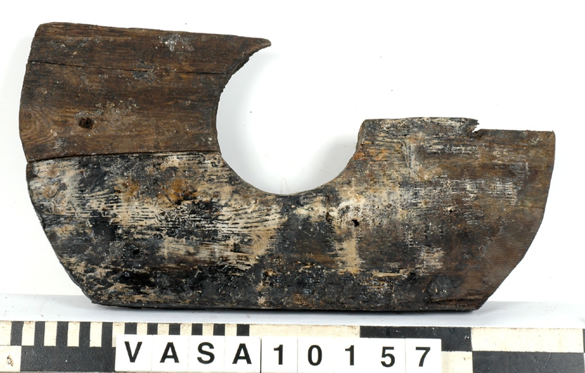 Del av skiva till lavetthjul. 30 mm bred fasad kant på ena sidan. 1 st. spikhål.

För mer information se Dokumentationsblankett under Referenser – Länkade filer.