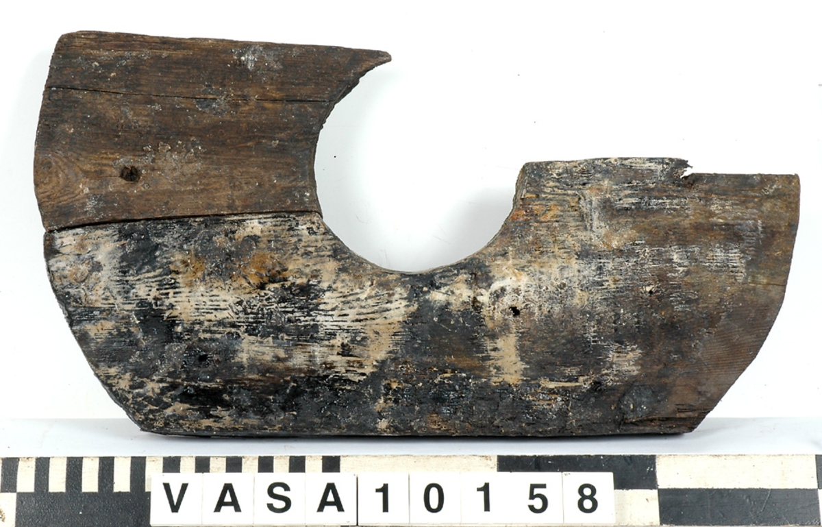 Del av skiva till lavetthjul. 30-34 mm bred fasad kant på ena sidan.

8 st. spikhål.

För mer information se Dokumentationsblankett under Referenser – Länkade filer.