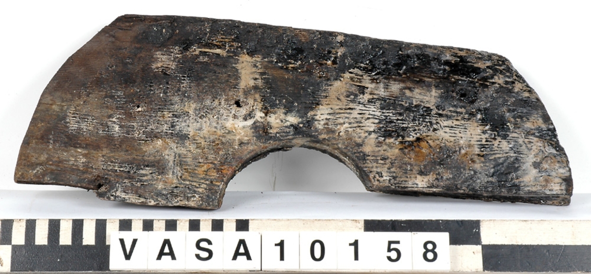 Del av skiva till lavetthjul. 30-34 mm bred fasad kant på ena sidan.

8 st. spikhål.

För mer information se Dokumentationsblankett under Referenser – Länkade filer.