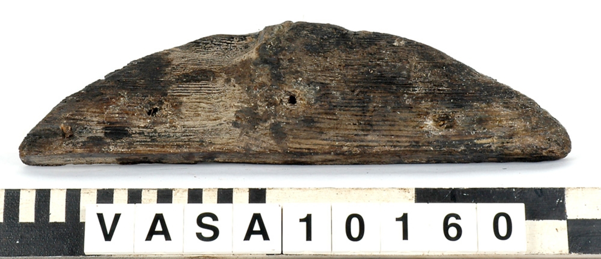 Del av skiva till lavetthjul. Skivan har haft en fasad kant på ena sidan som inte längre är mätbar. Skivan har 3 st. spikhål.

För mer information se Dokumentationsblankett under Referenser – Länkade filer.