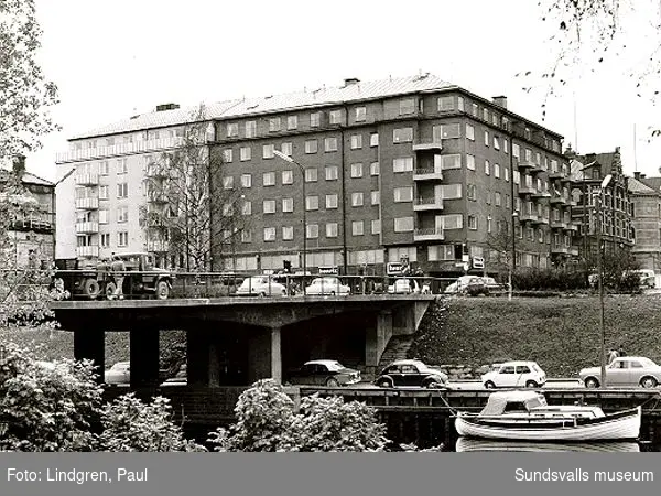 Nobelstiftelsens hus, Storgatan 33 och Storbron över Selångerån.