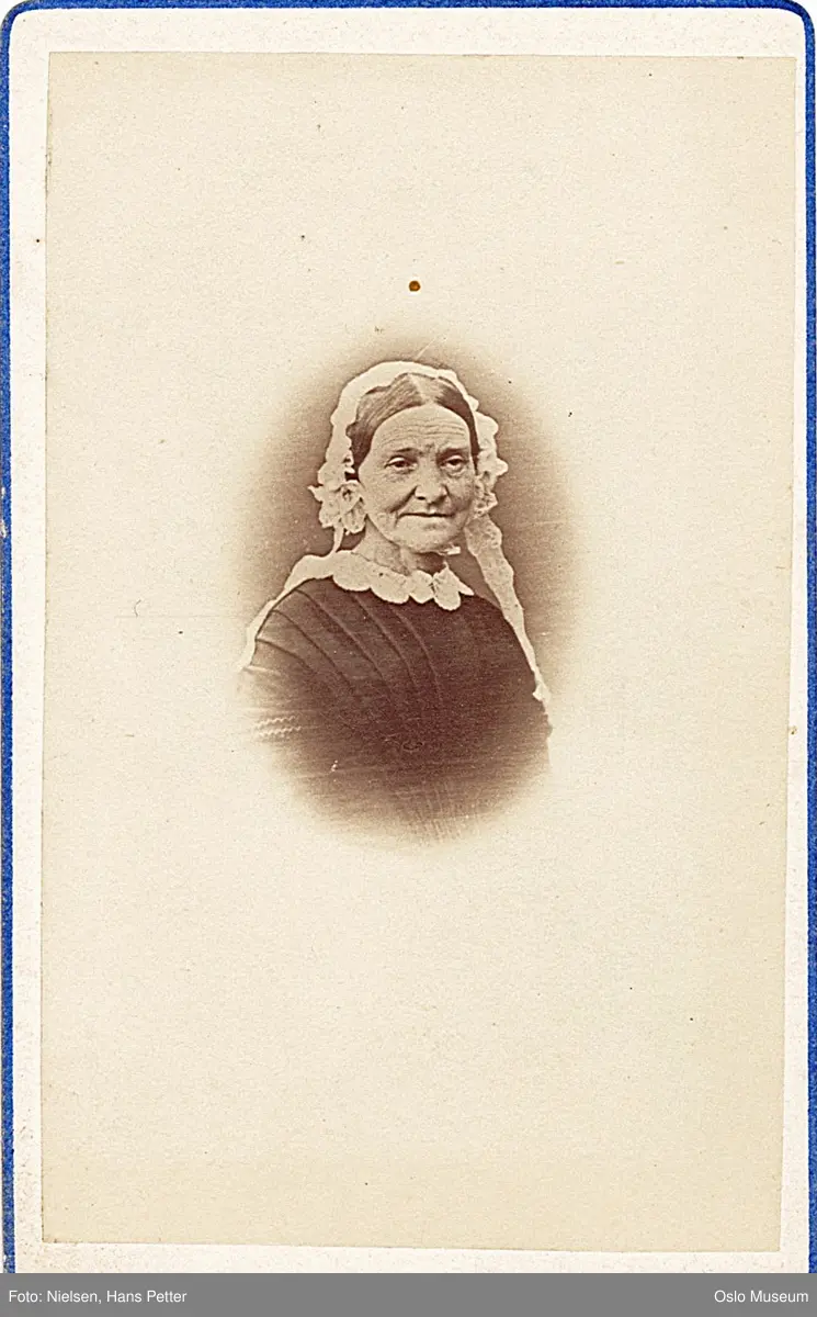 portrett, kvinne, vignettert brystbilde, hodeplagg