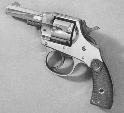 Revolver i kaliber 320.
Revolvern är en dubbelspännare, med bygel kring avtryckaren. 
Inom en cirkel i kolven står "H & A". Ovanför revolvertrumman: "X.L. DOUBLE ACTION HOPKINS & ALLEN ARMS CO NORWICH CT. U.S.A."
Tillverkad i Norwich, Conneticut, U.S.A.

Slagstiftet avkortat och mekanismen är trasig.
