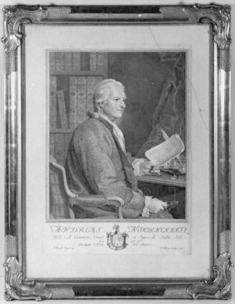Kopparstick av I Gillberg 1772, avbildande Andreas
Nordencrantz sittande vid ett skrivbord. Han läser ett brev. Bakom
honom står rader med stora böcker. Under bilden, förutom all text,
även en vapensköld. Bladet inramat i en förgylld ram. Nordencrantz
(1697 - 1772) föddes med namnet Bachmanson, men adlades Nordencrantz.
Han var riksdagsledamot både för borgarståndet och adeln. Vidare var
han svensk konsul i Lissabon, Portugal och ledamot i
kommerskollegium. Efter giftermål blev han ägare till bruken i Ortala
och Skebo. Mycket av hans arbete rörde den svenska ekonomin och
bankernas handhavande. Han ingick i den s k bankodeputationen.