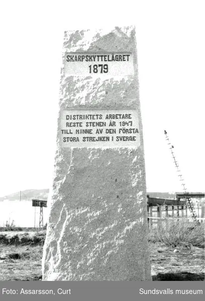 Minnesstenen från storstrejken i Sundsvall 1879.  Arbetarna vid Svartvik förenades med övriga arbetare från Svartviksbukten och marscherade in till Skarpskyttelägret vid Vindskärsvarv. Strejk hade förekommit tidigare, men aldrig i den omfattning som Sundsvallsstrejken fick.