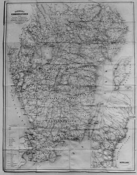 Kommunikationskarta över Sveriges postväsende, järnvägar, telegrafer, ångbåtslinjer, vägar, gästgivaregårdar.
Vikkarta, kartan av papper på väv, infäst direkt i pärm. De södra delarna av landet (Hälsingland och söderut) i större skala. Norrland avbildas till höger om landet i övrigt, i mindre skala.