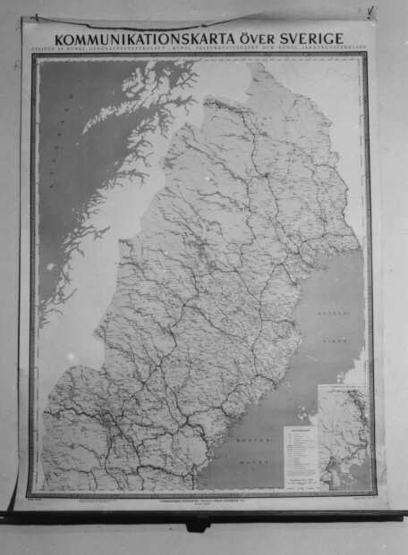 Kommunikationskarta över Sverige, gällande från 1
januari1943. Kartan visar den nordligaste halvan av landet. Kartan
avpapper, uppfordrad på väv och med käppar i över- och underkant
förupphängning (den övre käppen saknas). Skala 1:700 000.