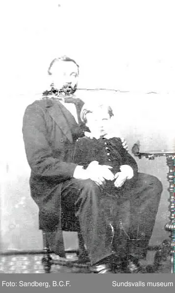 Porträtt av Per J Engström och hans son Henrik.
