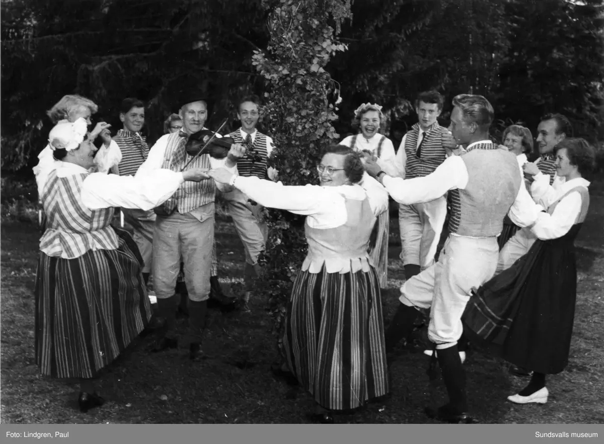 Midsommarfest på Granli. På bilden med fokdansarna (bild 3) syns lekledaren Carola Persson längst till vänster.