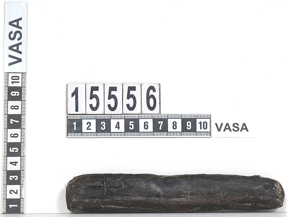 En träslev.

Sleven har tidigare varit bruten i fyra delar: skedblad samt tre skaftdelar. Skedbladet är ovalt och skaftet rakt med fyrkantigt tvärsnitt. I änden på skaftet, på undersidan, sitter ett bomärke. Skedbladet är brutet längs med kanten och har en synlig spricka. På den ena skaftdelen syns spår efter en lagning från tiden efter bärgningstillfället. Skedbladet och den längre delen av skaftet fogades samman av konserveringsenheten 1997 och idag består sleven av två delar.

Sleven tycks ha varit utsatt för kraftigt vattenslitage.
