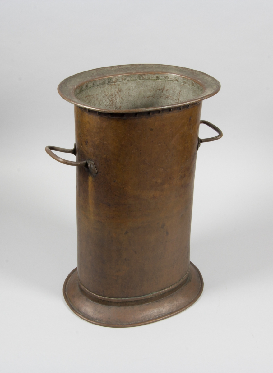 Ljuskärna i koppar, invändigt förtent. Oval till formen, med två handtag.