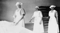 Bakning i bakstugan på Kärra hökegård. Från vänster Märta Li