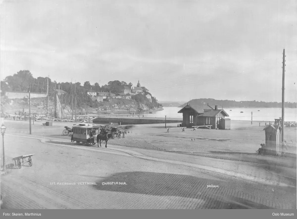 plass, hestesporvogn, hestekjøretøyer, havn, seilfartøyer, dampbåt, Akershus festning, badeanlegg, fjord, øy