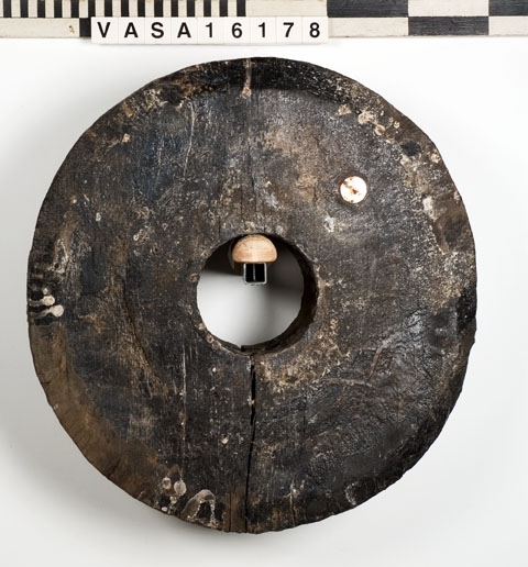 Lavetthjul. Höger framhjul. Spikhål runt hålet, omkring 50-55 mm från kanten. Ena sidans ytterkant är fasad.

För mer information se Dokumentationsblankett under Referenser – Länkade filer.