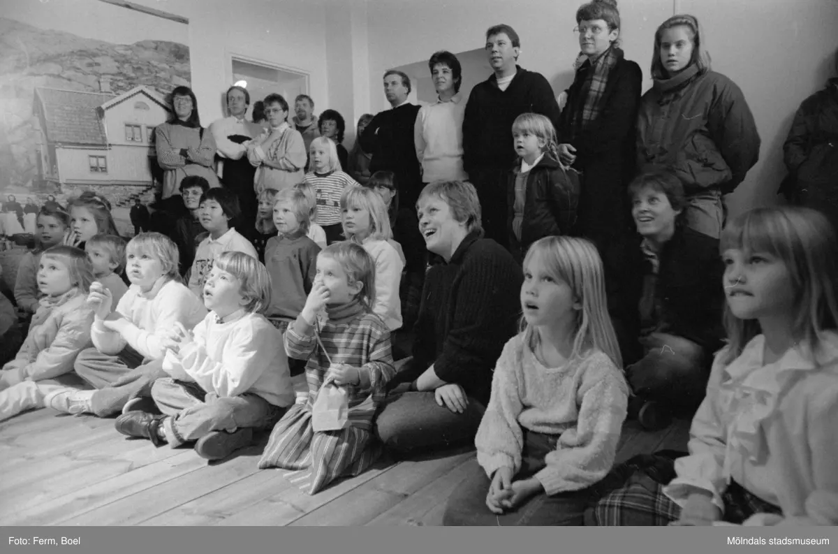 Familjesöndag på Mölndals museum den 20 november 1988 (efter 2011-01-01 Mölndals stadsmuseum). Gatuadressen ändrades 1997 till Norra Forsåkersgatan 19. 
Sång och danslekar med Linda Olsbjörk. Dramatisering av fattigauktion med Susanne Brånålt. Dockteater av Skånhällaskolan.