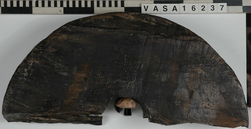 Hjul, främre (höger).

Ena sidan av hjulet har en 30 mm fasad kant.

Hjul 16237 bestod av två delar. Vid inventeringen 2006 fick den omärkta delen ett eget nr: 28705.

Fyndnummer 16232 utgör huvudnummer för lavetten.

Text i fyndliggaren:

Nr 16232-16242 utgör lavetten vid kanonport 22.

För mer information se Dokumentationsblankett under Referenser – Länkade filer.