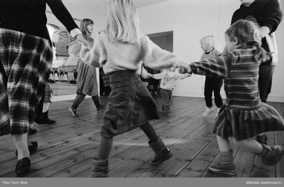 Familjesöndag på Mölndals museum den 20 november 1988 (efter 2011-01-01 Mölndals stadsmuseum). Gatuadressen ändrades 1997 till Norra Forsåkersgatan 19. Sång och danslekar med Linda Olsbjörk. Dramatisering av fattigauktion med Susanne Brånålt. Dockteater av Skånhällaskolan.