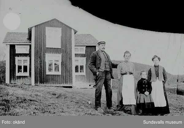 Mjölnaren Lars Johan Näslund med fru Kristina och dotter Ester samt okänd kvinna framför sitt bostadshus i Öppom.
Dottern Ester Näslund blev kompanjon till fotograf Maria Kihlbaum.