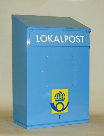Blå lokalpostbrevlåda med 1985 års postsymbol. Text i vita versaler: Lokalbrev. Försedd med anslagsfönster för tömningstider. Bottentömning och tömningsluckan är försedd med falsband.