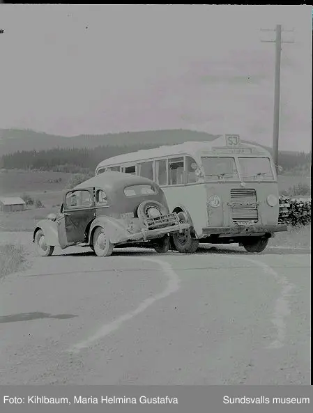 Bilolycka, krock mellan buss och bil.