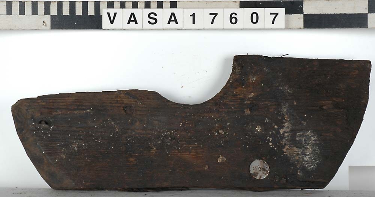 Del av skiva till lavetthjul.
Skivan har 7 st. spikhål.
Ena sidan har en 30 mm bred fasad kant.