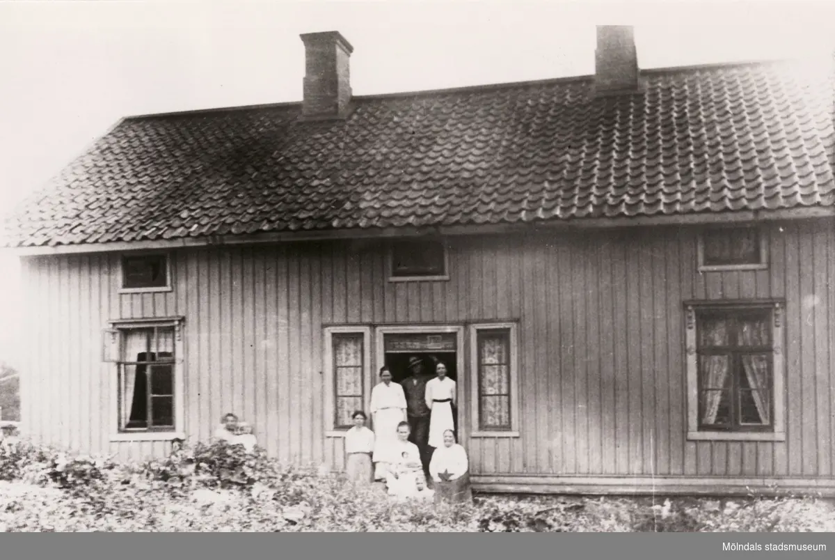 Familjen Hansson utanför deras hem "Glädjen" i Mölndals Kvarnby år 1917.