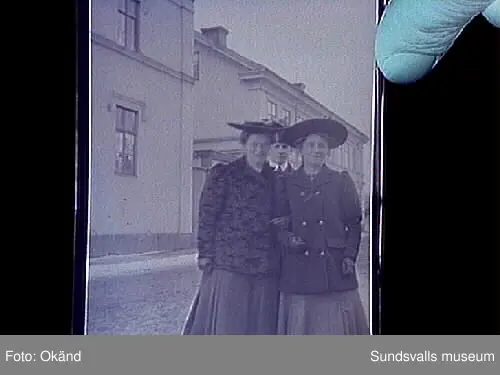 Grupporträtt. Blandat, män och kvinnor i olika ute och innemiljöer.