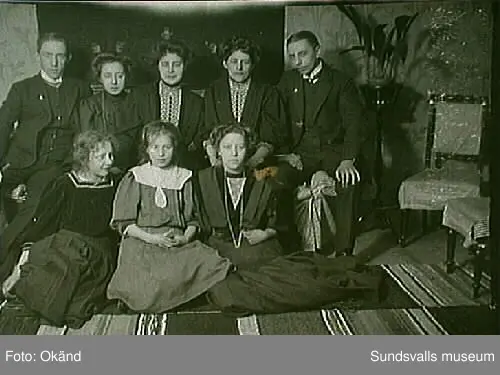 Grupporträtt. Blandat, män och kvinnor i olika ute och innemiljöer.