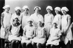 Fröken Olssons skolköksklass. Kvarnbyskolan i Mölndal år 192