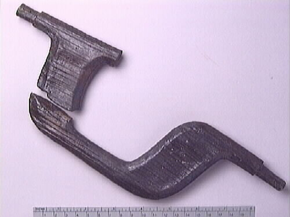 Ett skaft till en borr, sk borrsväng. Skaftet har fasade ytterkanter. Skaftet, som tidigare varit avbrutet, har fogats samman av konserveringsenheten 1996.

Skaftet är välbevarat. På skaftets yta syns blå utfällningar.

För mer information se Dokumentationsblankett under Referenser – Länkade filer.


Text in English: The handle of a brace.

Cranked wooden handle with bevelled sides. Previously broken, repaired by the Conservation Laboratory in 1996.

Well preserved. Blue precipitations on surface.

For more information see the Documentation form under References – Linked files.