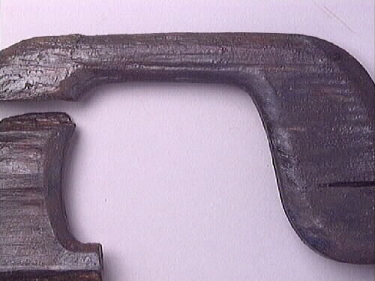 Ett skaft till en borr, sk borrsväng. Skaftet har fasade ytterkanter. Skaftet, som tidigare varit avbrutet, har fogats samman av konserveringsenheten 1996.

Skaftet är välbevarat. På skaftets yta syns blå utfällningar.

För mer information se Dokumentationsblankett under Referenser – Länkade filer.


Text in English: The handle of a brace.

Cranked wooden handle with bevelled sides. Previously broken, repaired by the Conservation Laboratory in 1996.

Well preserved. Blue precipitations on surface.

For more information see the Documentation form under References – Linked files.