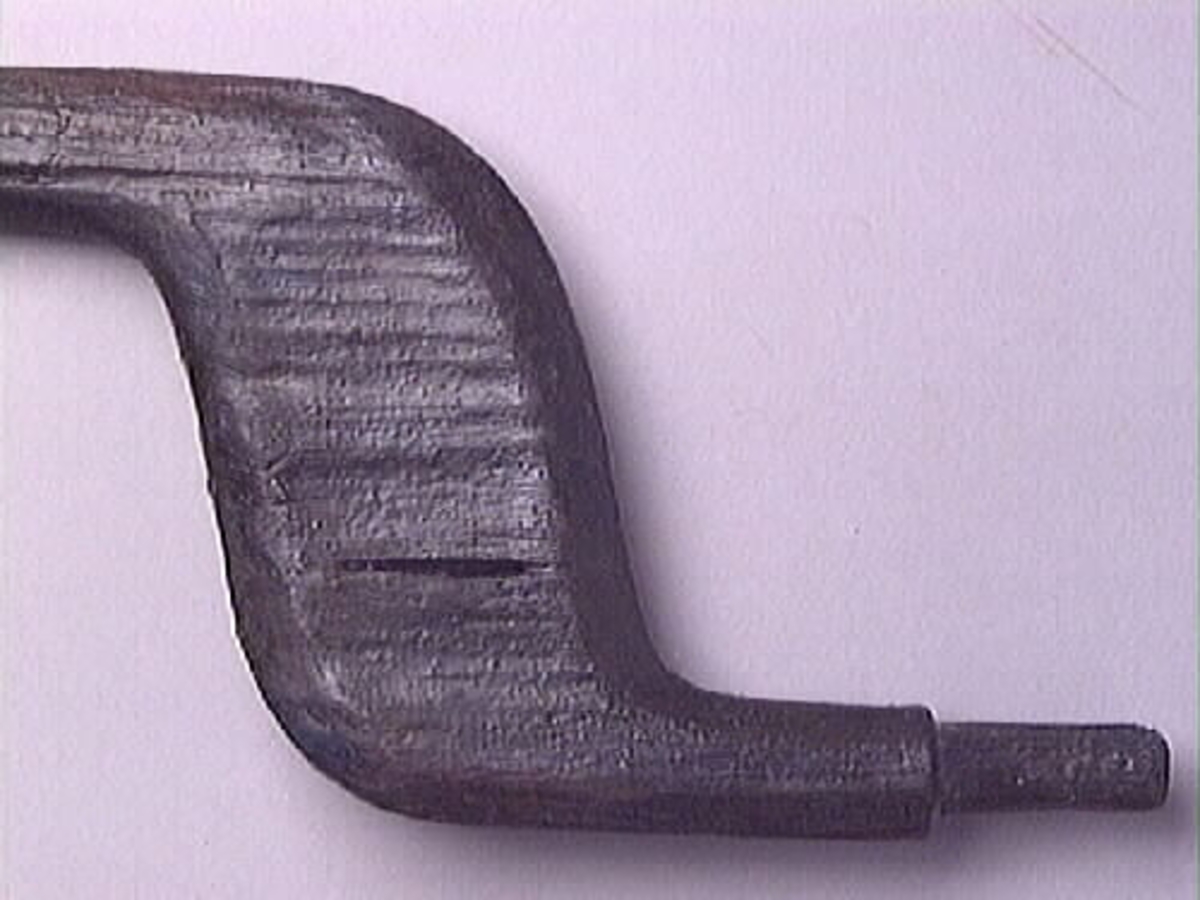 Ett skaft till en borr, sk borrsväng. Skaftet har fasade ytterkanter. Skaftet, som tidigare varit avbrutet, har fogats samman av konserveringsenheten 1996.

Skaftet är välbevarat. På skaftets yta syns blå utfällningar.

För mer information se Dokumentationsblankett under Referenser – Länkade filer.


Text in English: The handle of a brace.

Cranked wooden handle with bevelled sides. Previously broken, repaired by the Conservation Laboratory in 1996.

Well preserved. Blue precipitations on surface.

For more information see the Documentation form under References – Linked files.