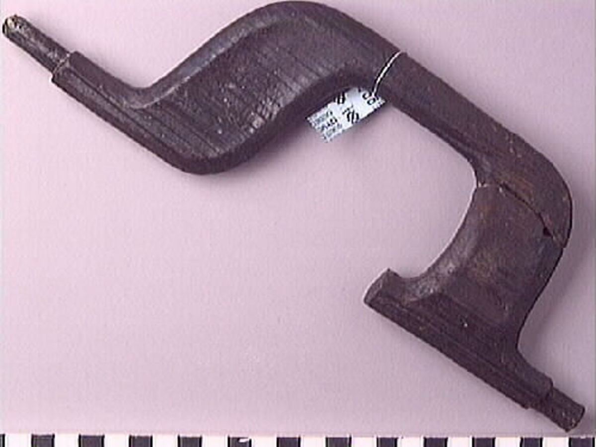 Ett skaft till en borr, sk borrsväng. Skaftet har fasade ytterkanter. Skaftet, som tidigare varit avbrutet, har fogats samman av konserveringsenheten 1996.

Skaftet är välbevarat. På skaftets yta syns blå utfällningar.

För mer information se Dokumentationsblankett under Referenser – Länkade filer.


Text in English: The handle of a brace.

Cranked wooden handle with bevelled sides. Previously broken, repaired by the Conservation Laboratory in 1996.

Well preserved. Blue precipitations on surface.

For more information see the Documentation form under References – Linked files.