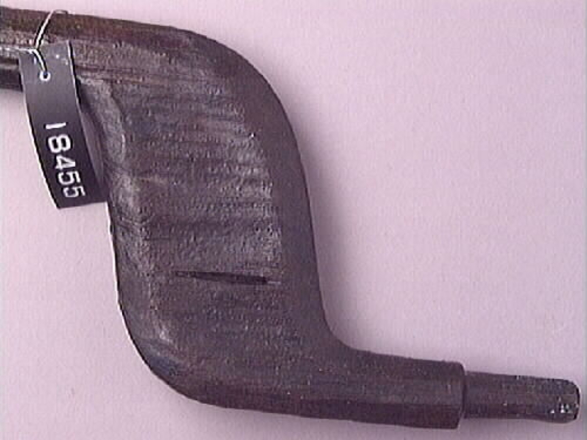 Ett skaft till en borr, sk borrsväng. Skaftet har fasade ytterkanter. Skaftet, som tidigare varit avbrutet, har fogats samman av konserveringsenheten 1996.

Skaftet är välbevarat. På skaftets yta syns blå utfällningar.

För mer information se Dokumentationsblankett under Referenser – Länkade filer.


Text in English: The handle of a brace.

Cranked wooden handle with bevelled sides. Previously broken, repaired by the Conservation Laboratory in 1996.

Well preserved. Blue precipitations on surface.

For more information see the Documentation form under References – Linked files.