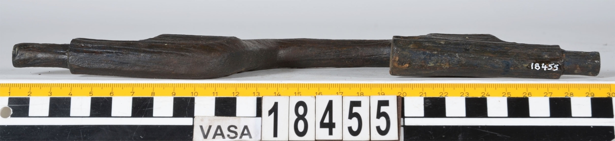 Ett skaft till en borr, sk borrsväng. Skaftet har fasade ytterkanter. Skaftet, som tidigare varit avbrutet, har fogats samman av konserveringsenheten 1996.

Skaftet är välbevarat. På skaftets yta syns blå utfällningar.

För mer information se Dokumentationsblankett under Referenser – Länkade filer.


Text in English: The handle of a brace.

Cranked wooden handle with bevelled sides. Previously broken, repaired by the Conservation Laboratory in 1996.

Well preserved. Blue precipitations on surface.

For more information see the Documentation form under References – Linked files.