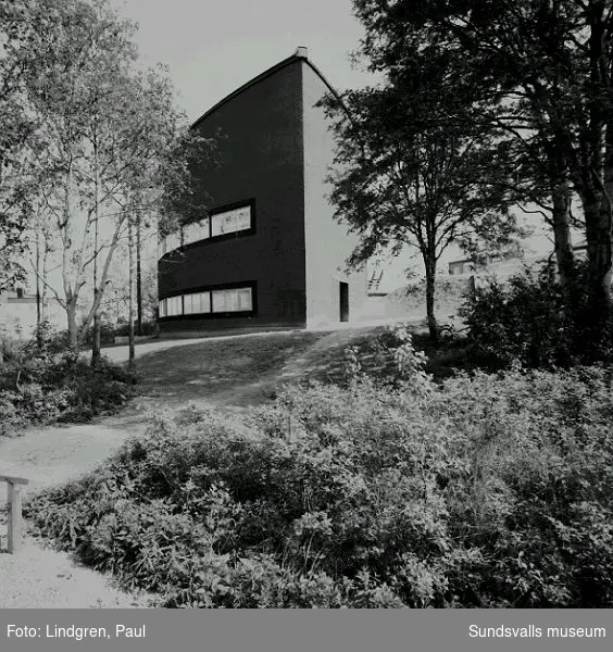 Nacksta kyrka, ritad av arkitekt Peter Celsing och invigd 1969.