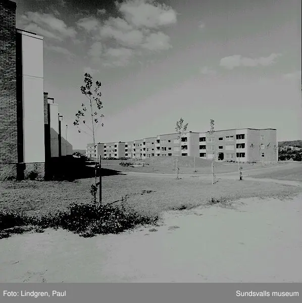 Stadsdelen Nacksta med hyreslägenheter i flerbostadshus, skivhus och lamellhus, uppförda av AB Sundsvallsbyggen, 1967 - 1971.