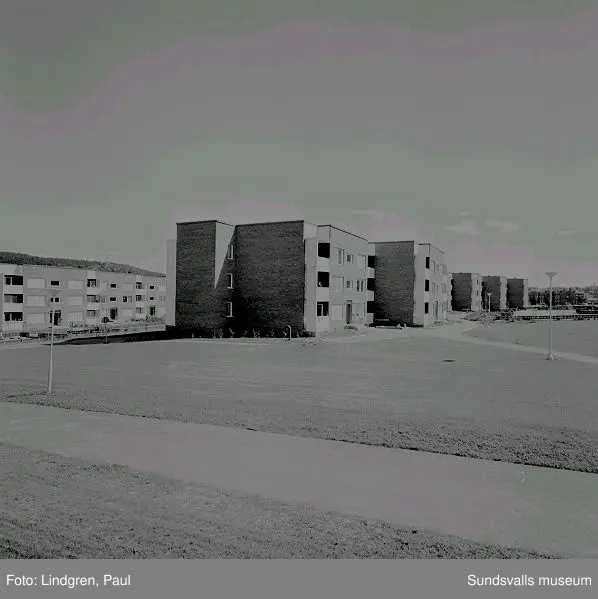 Stadsdelen Nacksta med hyreslägenheter i flerbostadshus, skivhus och lamellhus, uppförda av AB Sundsvallsbyggen, 1967 - 1971.