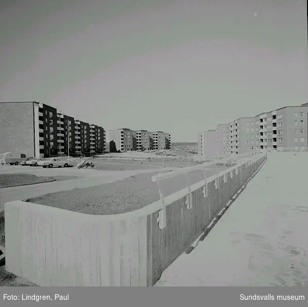 Parkering intill bostadshusen i kv Rågen, Nacksta, 1970.