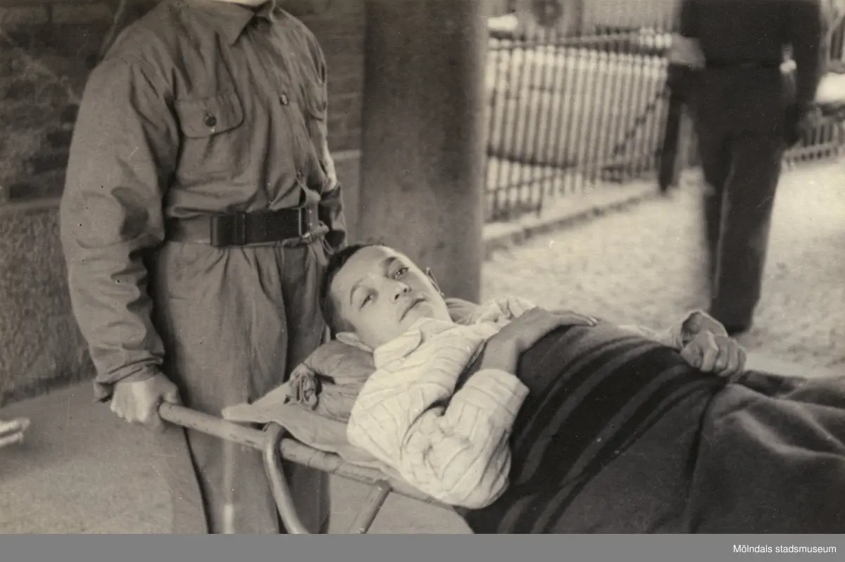 "Karantänsförläggning" på Kvarnbyskolan för överlevande från koncentrationsläger i Tyskland och Polen 1945. På båren ligger 22-årige Abraham Frischer, överlevare från koncentrationsläger i Tyskland. Skolan fungerade under denna sommar som beredsskapssjukhus.