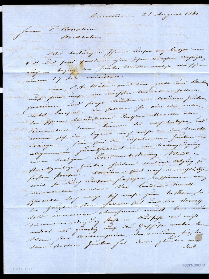 Albumblad innehållande 1 monterat ofrankerat brev.

Text: Porto-Brief aus Amsterdam nach Stockholm, gestempelt - in
roter Farbe - in Amsterdam d. 28. Aug. 1861. Folgende
Transitstempeln: zwei verschiedene in Hamburg, in Preussischen
Oberpostamt und in Schwedischen Postamt, beide den 30. Aug. 1861.

Stämpeltyp: Ortstämpel: Amsterdam

Stämpeltyp: Transitstämpel: Preussiska postkontoret i Hamburg

Stämpeltyp: Transitstämpel: Svenska postkontoret i Hamburg