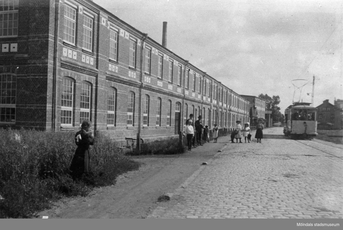 Premiärtur av första elektriska spårvagnen vid Krokslätts fabriker i Mölndal. År 1907.