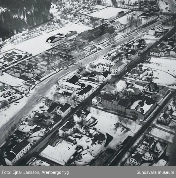 Vy av Västermalm och Norrmalm,från  Fabriksgatans övre del: IP, Svensén & Wikström (mekanisk verkstad), Sundsvalls Verkstäder, Tennishallen, Laurents såg och hyvleri, Viklanders såg. Ågatan,  Grundbergs rör,  Svagdricks- bryggeriet.  Storgatans övre del 125 -an (försäkringskassa, m.m), Sundbergs plåtslageri, Asp, Nyman, Öhman, Godins radioaffär (Luxor), Svenssons affär, Ahlins affär, Bohmans bageri, Öhmans mejeri. Grönborgsgatan,  Vita bandets barnsköterskeskola, sandgropen, Nordstjernans bryggeri .