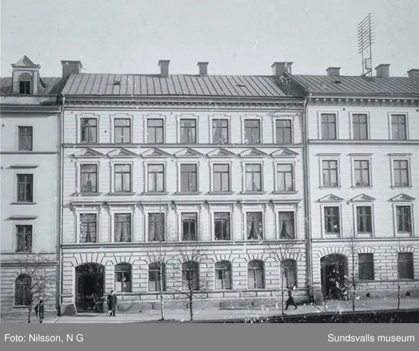 1892 köpte Alfred Larsson Blomberg ett av de så kallade "stockholmshusen" vid Nybrogatan 27 (söder om järnvägen) och flyttade in med sin familj 1 trappa upp. I bottenvåningen fanns en lägenhet som användes som synagoga (1891-1936) för den judiska församlingen i Sundsvall.