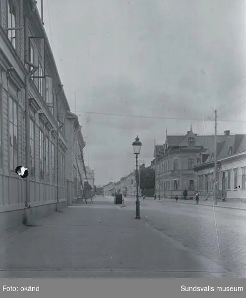 Storgatan på Västermalm. Längst till vänster på södra sidan, kvarteret Målaren med Sundsvalls Arbetsstuga och 125:ans kafé. Till höger kvarteret Guldsmeden.