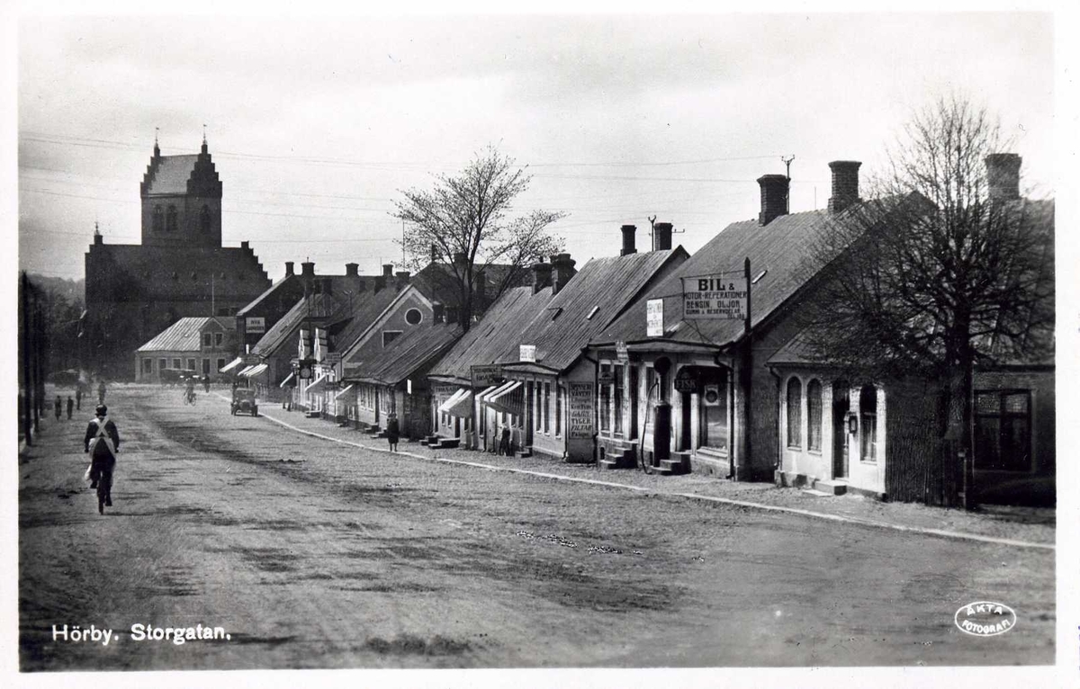 Svart vitt fotografi med vy från Storgatan i Hörby.